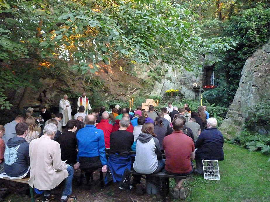 Wallfahrer aus Meschede besuchten die Fatima Grotte (Foto: Karl-Franz Thiede)